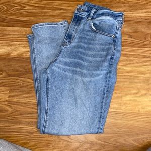 AMERICAN EAGLE CURVY MOM JEANS